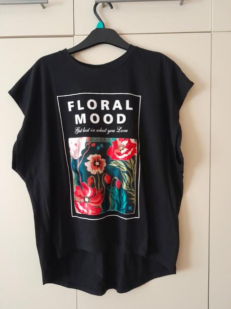 Tričko so saténové aplikáciou, reserved,38