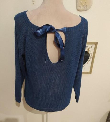 Svetrík s viazaním na chrbte, 