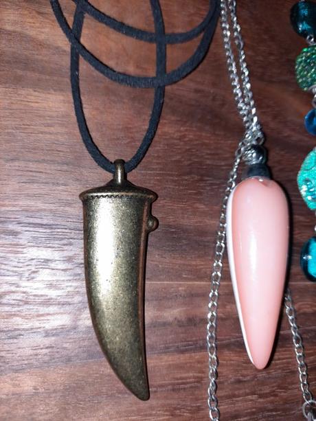 5ks bižu náhrdelníky + brošňa,