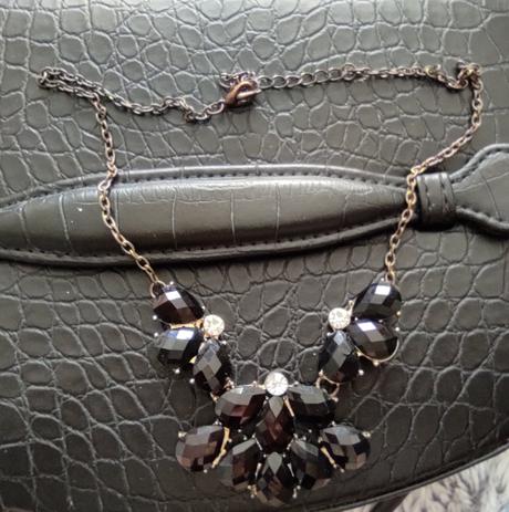 Náhrdelník s čiernymi kameňmi, 