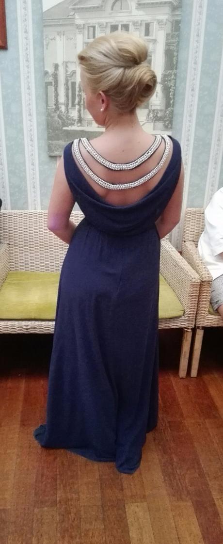 Tmavomodré dlhé šaty s perličkami, 38