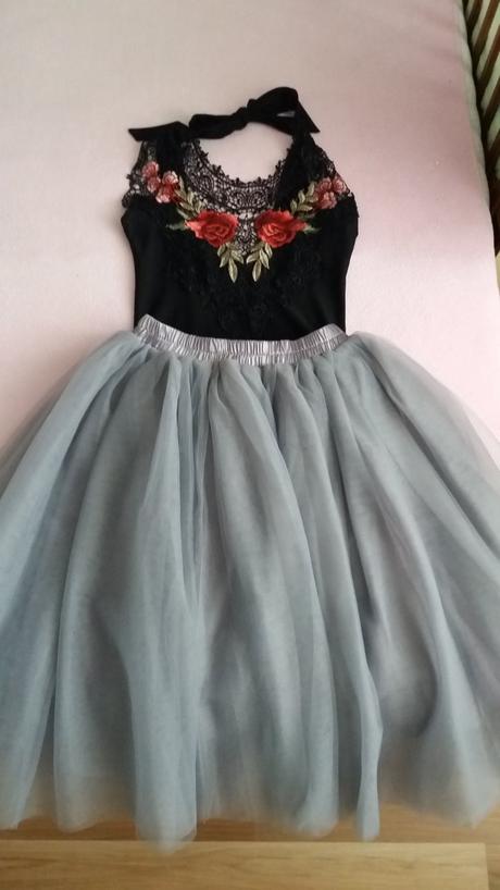 Tylová sukňa a vyšívane body, m