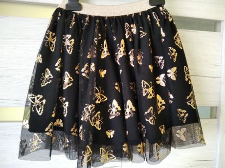 Krásna čierna sukňa so zlatými motylmi, 110