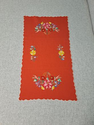 Vyšívaný obrus,