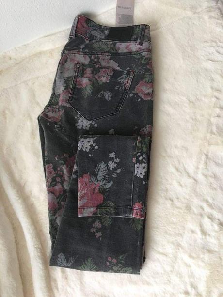 Kvetinové romantické rifle, 28