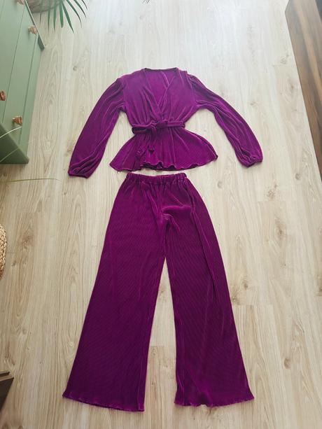 Nádherný plisovaný komplet značky greenapple, 