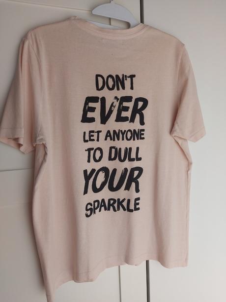 Ružové tričko s napisom na chrbte, gate,s