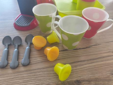 Kavovar s kapsulami a vybavenim, 