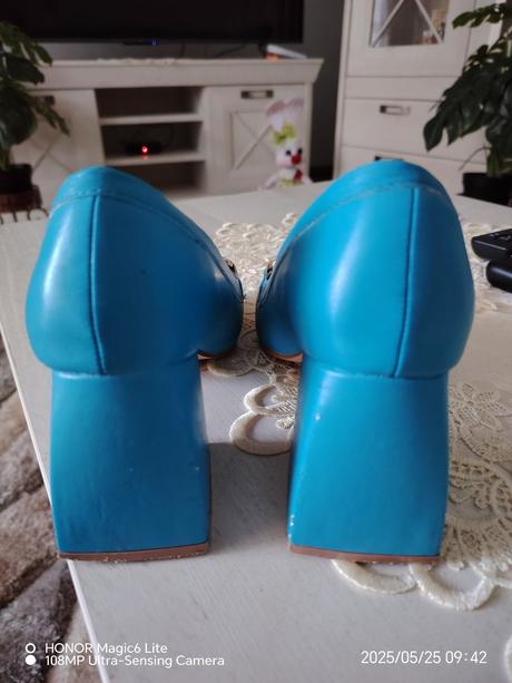 Modré poltopánky, 36