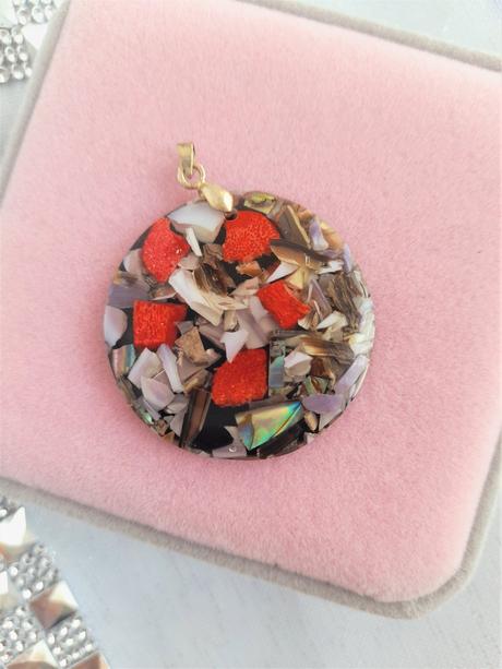 Zaujímavý farebný prívesok,