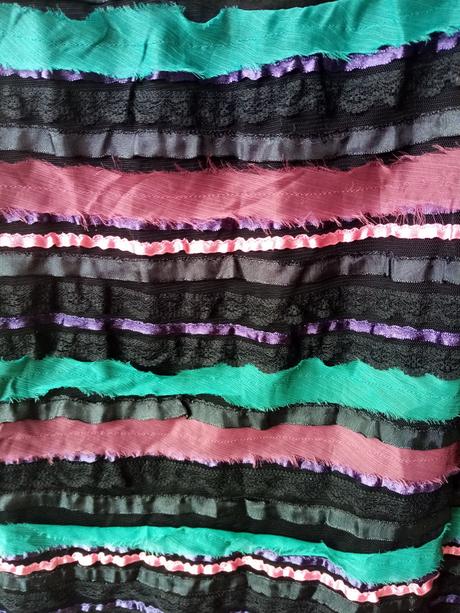 Širšia sukňa s ozdobnými stužkami, m