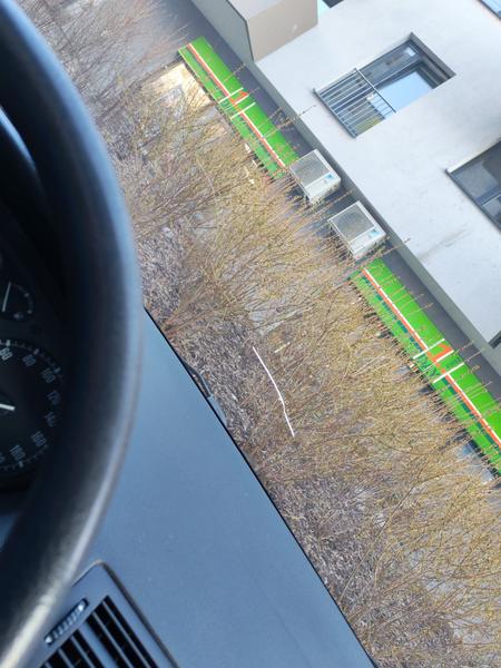 Je prasknuté čelné sklo na výmenu?