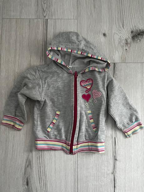 Sivá mikina s kapucnou, 86