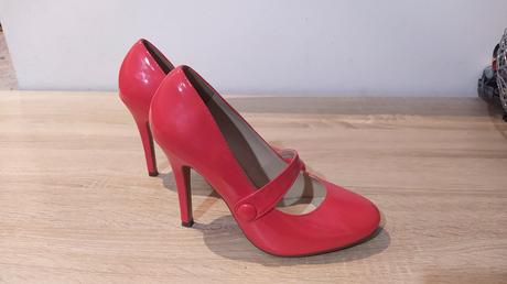 Červené lodičky, 38