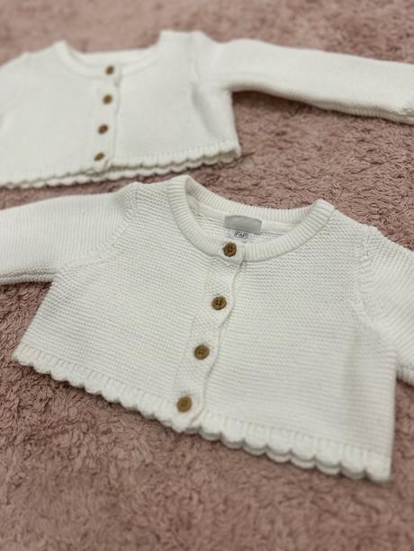 Biele svetríky na gombíky, 74