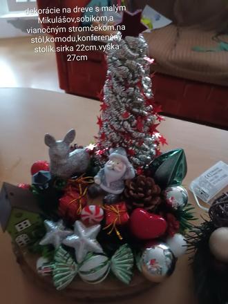 Ikebana na drevenom pláte s mikulaškom,