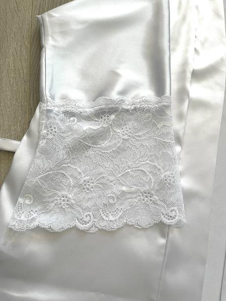 Saténový župán s čipkou, s