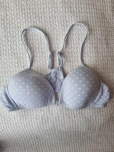 Prvé dievčenské podprsenky, 146