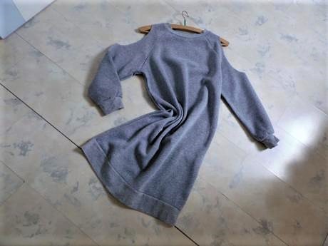 Športové teplákové šaty s výrezom na ramená, m