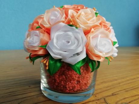 Celoročný aranžmán z ruží, pivoniek a púčikov,