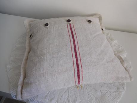 Vankúše menšie , vačšie, podlhovasté,, 