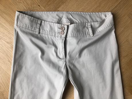 Dámske klasické nohavice v krémovej farbe, s