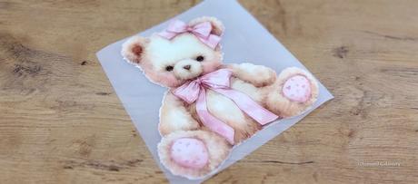 Nažehľovacia nálepka - macko - 22,9 x 23 cm,