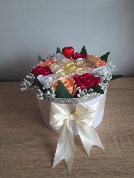 Boxíky plné saténových ruží, 