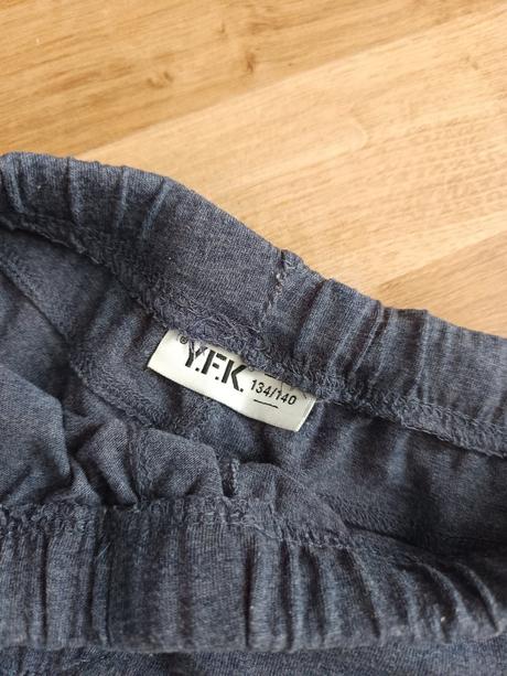 2x tenké kraťase, 134