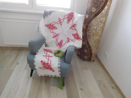 Červená ručná výšivka na bielom podklade,