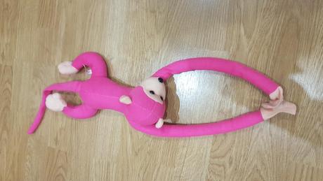 Ružová plyšová opica,