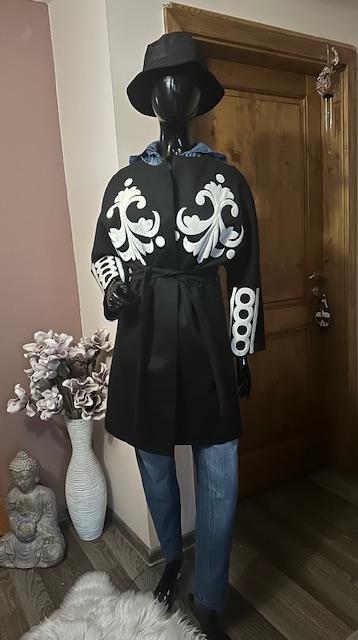 Nádherný kabát s aplikáciami a kratšími rukávmi, l / m