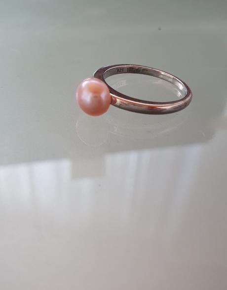 Prsteň s ružovou perlou, tchibo