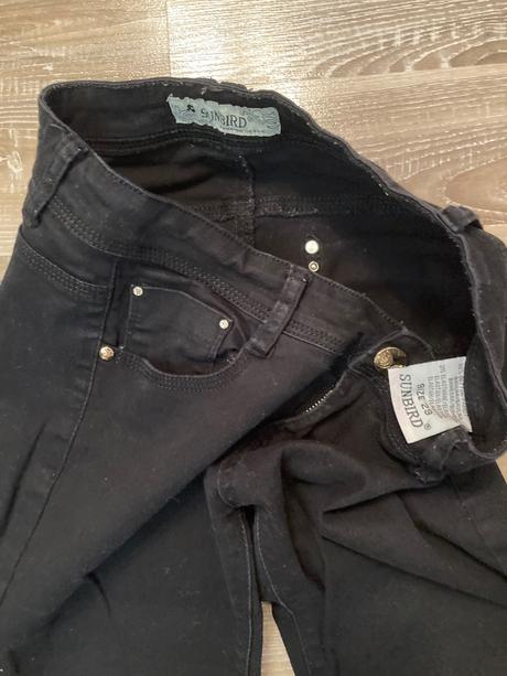 Čierne rifle veľ.l-29,majú zlaté zdobenie, l