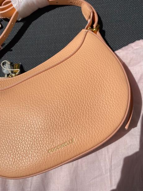 Kožená kabelka coccinelle hobo tvar, coccinelle