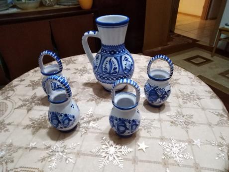 Sada z modrej keramiky,