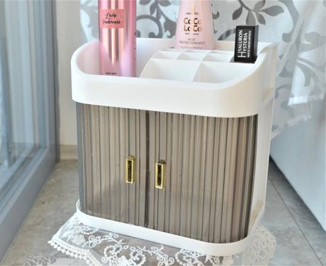 Organizér na kozmetiku,