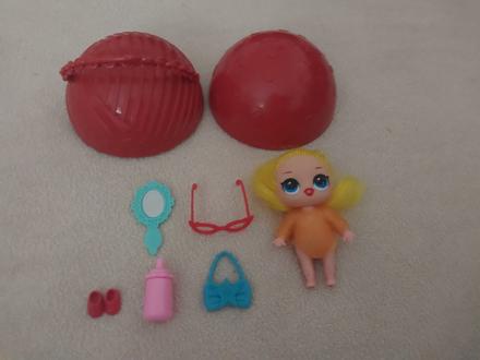 Babika s prislusenstvom v guly, 