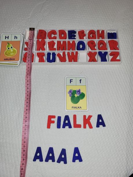 Drevené písmená na skladanie prvých slov,