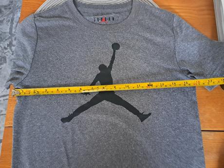 Tricka+kratasy spolu 25eur, velkost m 132az147, air jordan,140