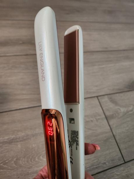 Biela žehlička na vlasy lily england, 