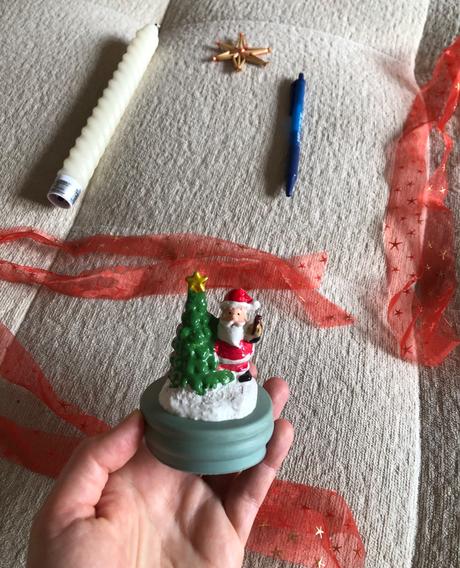 Vianočné ozdoby, mikuláš, sviečka, stuhy, girlanda,