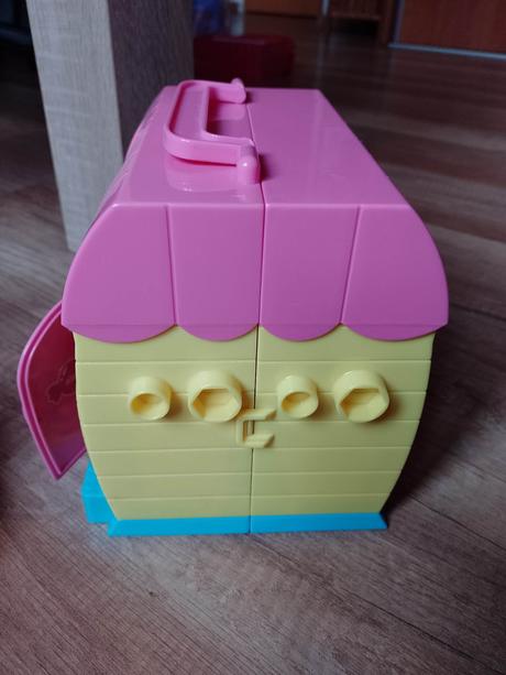 Domček s bábikou a autom, 