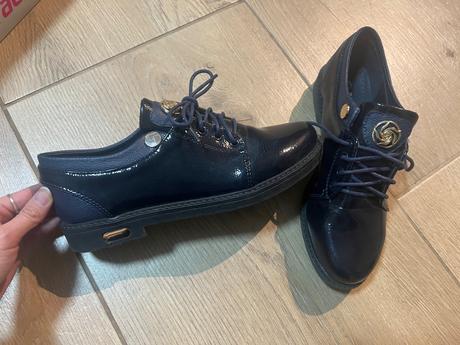 Tmavomodré topánky, 37