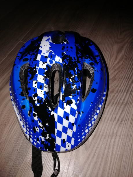 Cyklisticka prilba, s