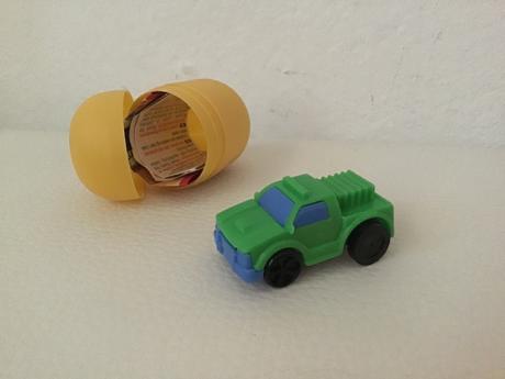 Autíčko z kindervajicka,