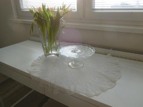 Podnos tortový livované sklo na nožičke,, 