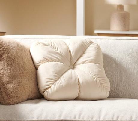 Krémový dekoračný vankúš v tvare štvorlístka, 