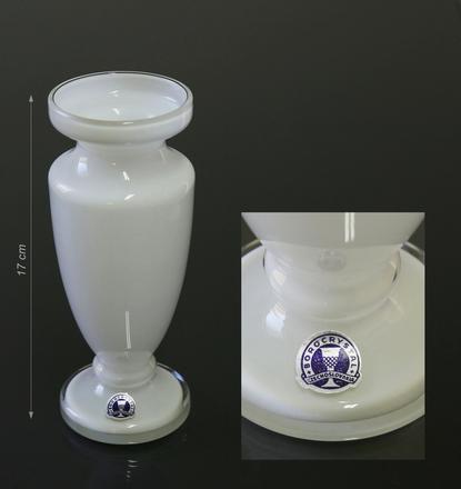 Váza biela z borského skla v.17cm, 