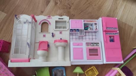 Barbie nábytok + bábiky barbie, 